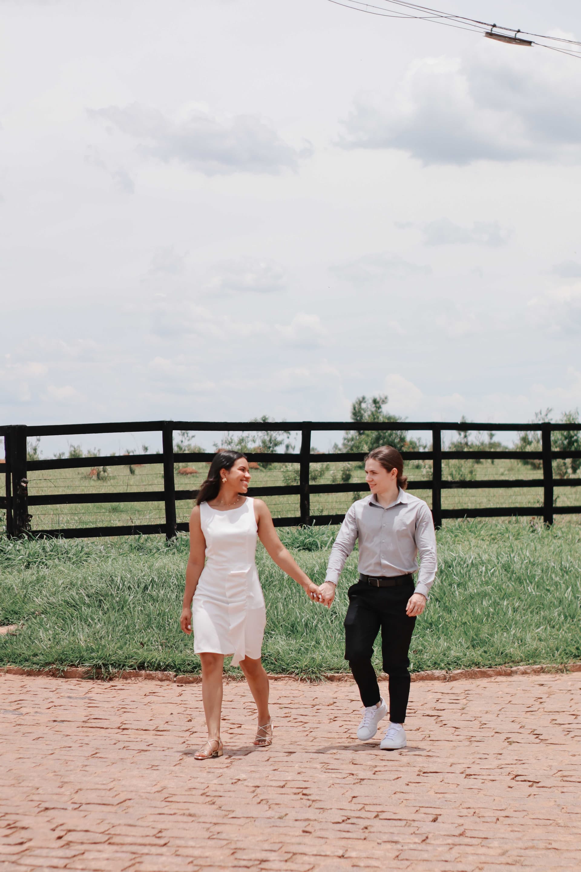 Ensaio de casal em ambiente rural