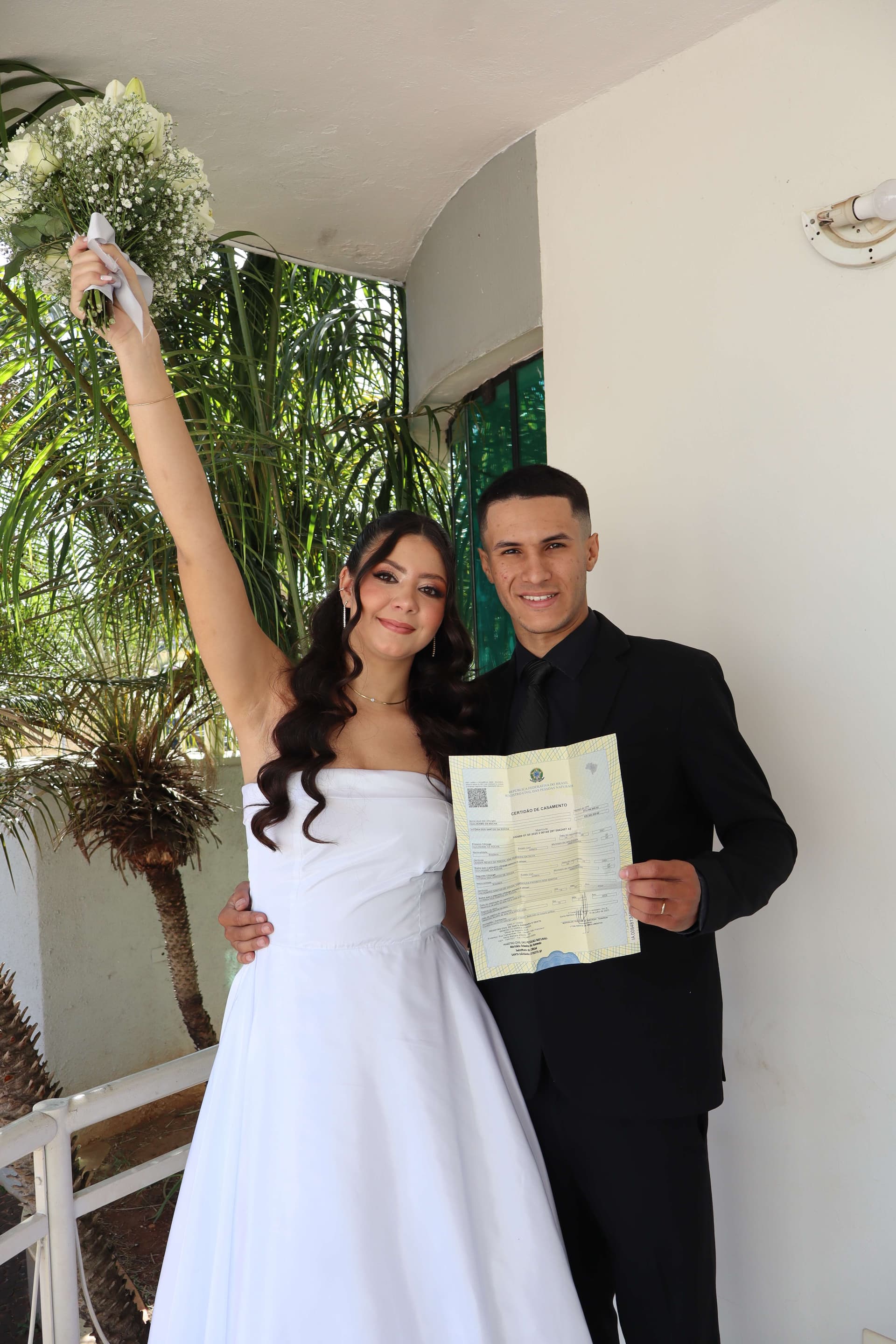 Casamento - Noivos com certidão de casamento